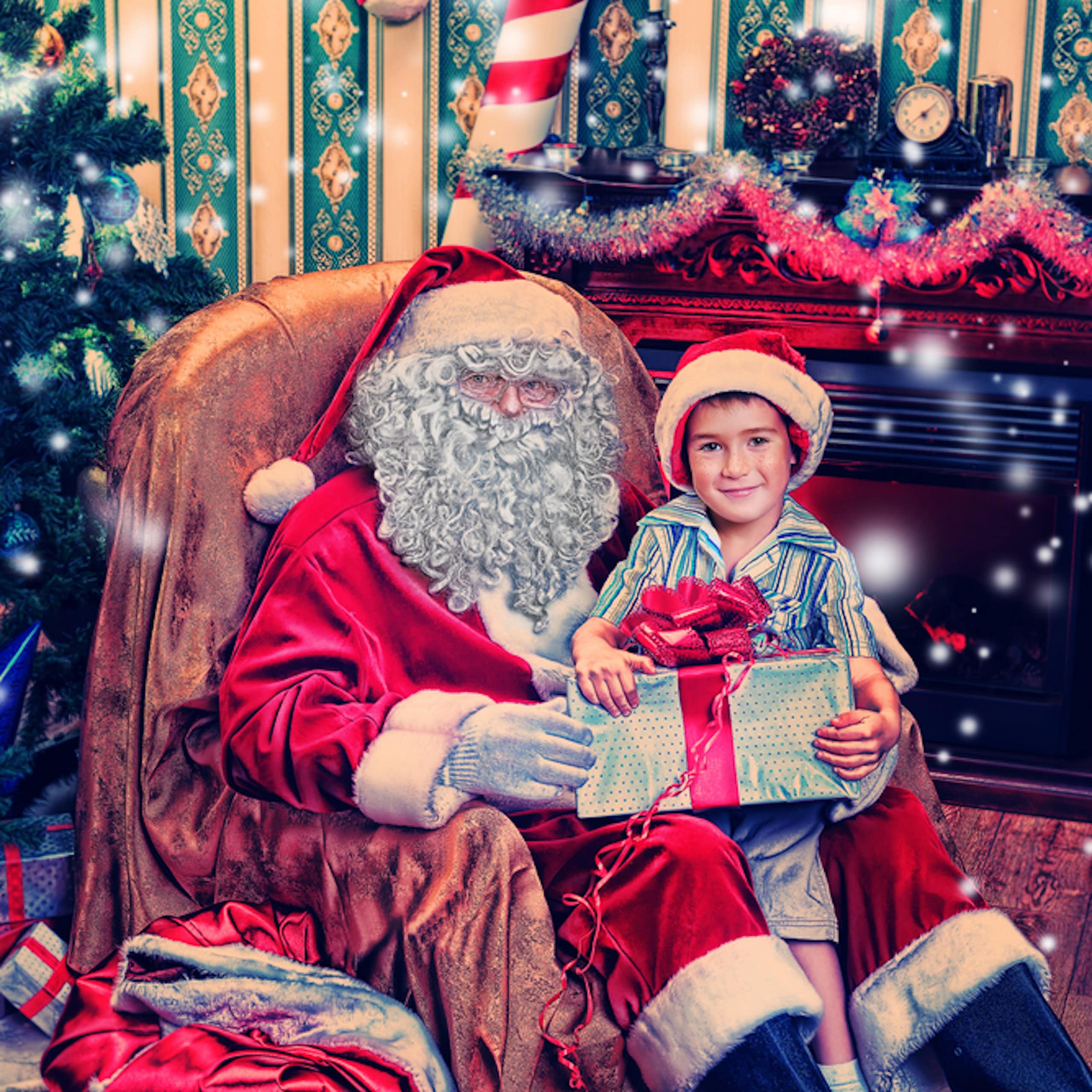 enfant assis sur les genoux d'un père noël, qui lui donne un cadeau