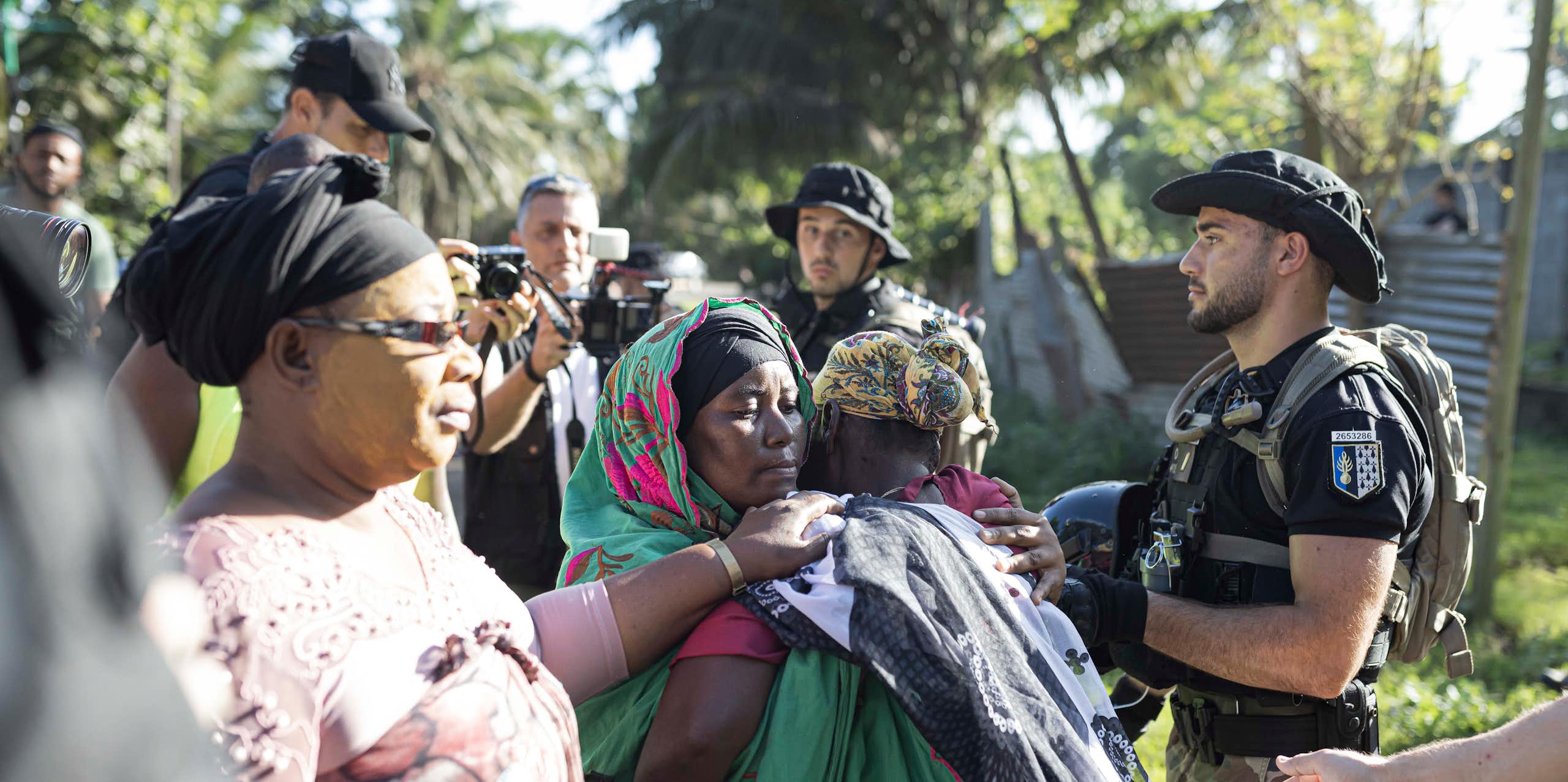 Des personnes réagissent lors de la démolition d'un campement informel à Langoni, Mamoudzou, sur l'île de Mayotte, le 27 avril 2023.