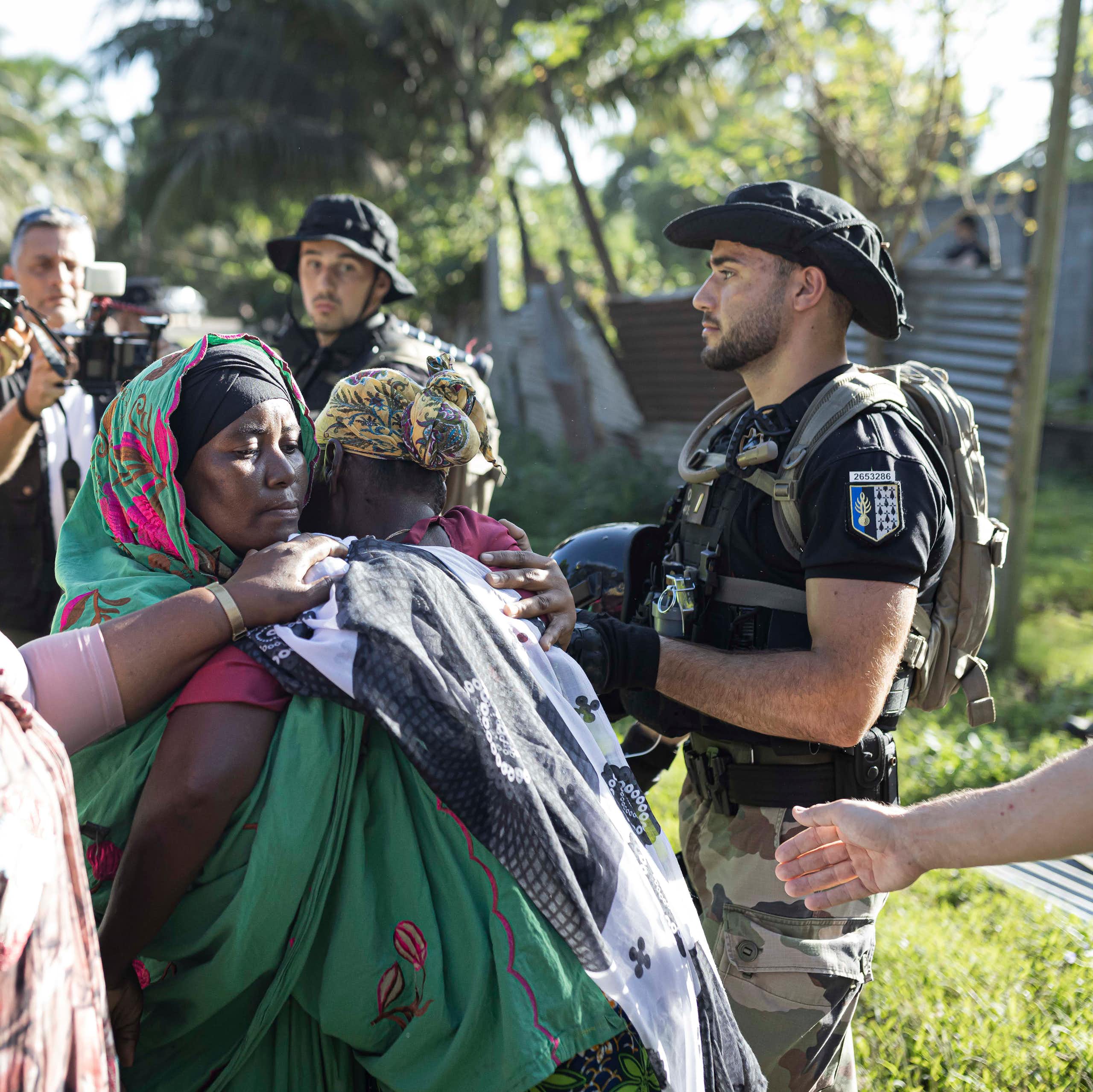 Des personnes réagissent lors de la démolition d'un campement informel à Langoni, Mamoudzou, sur l'île de Mayotte, le 27 avril 2023.