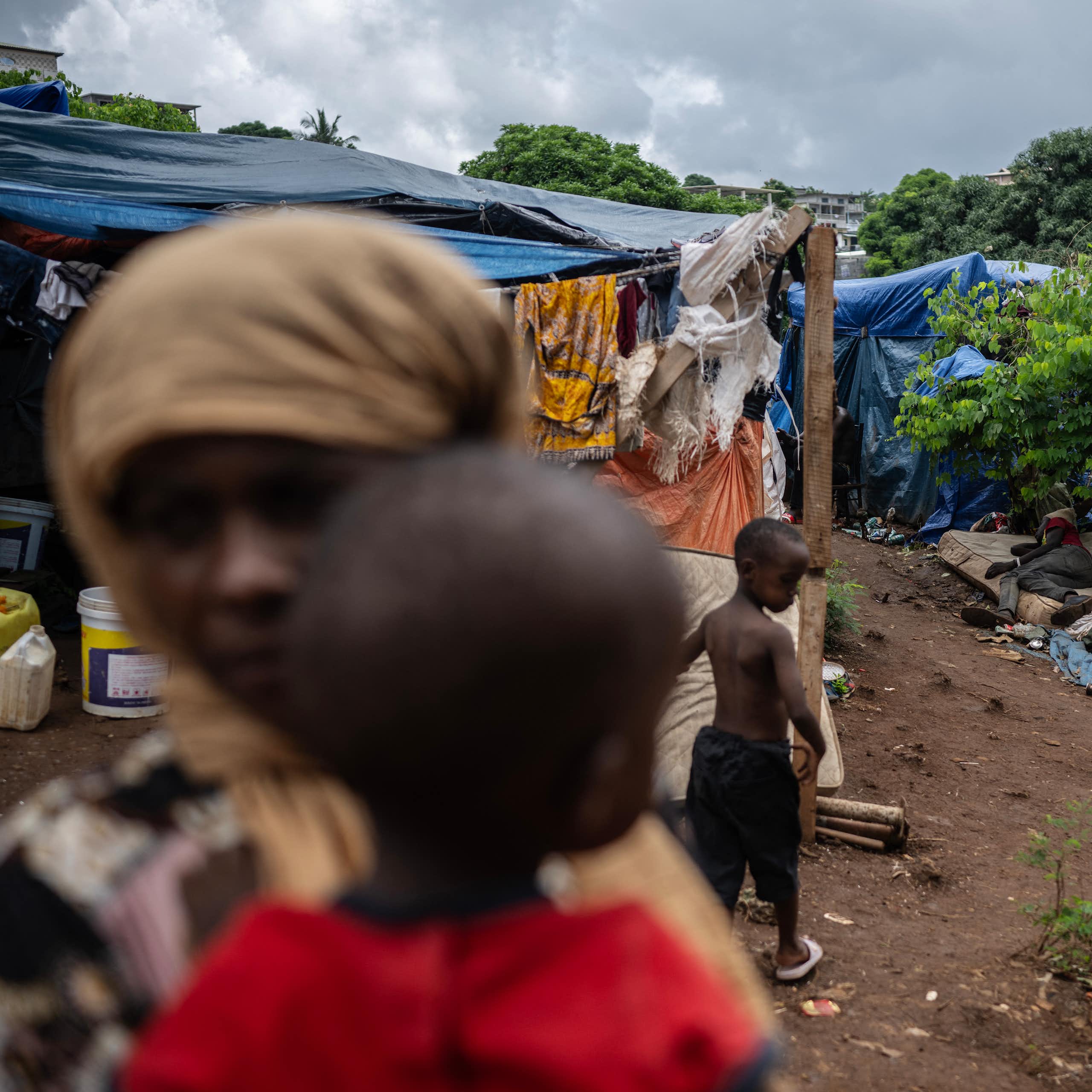 Un camp de fortune où vivent des migrants au stade Cavani à Mamoudzou sur l'île française de Mayotte, le 15 février 2024.