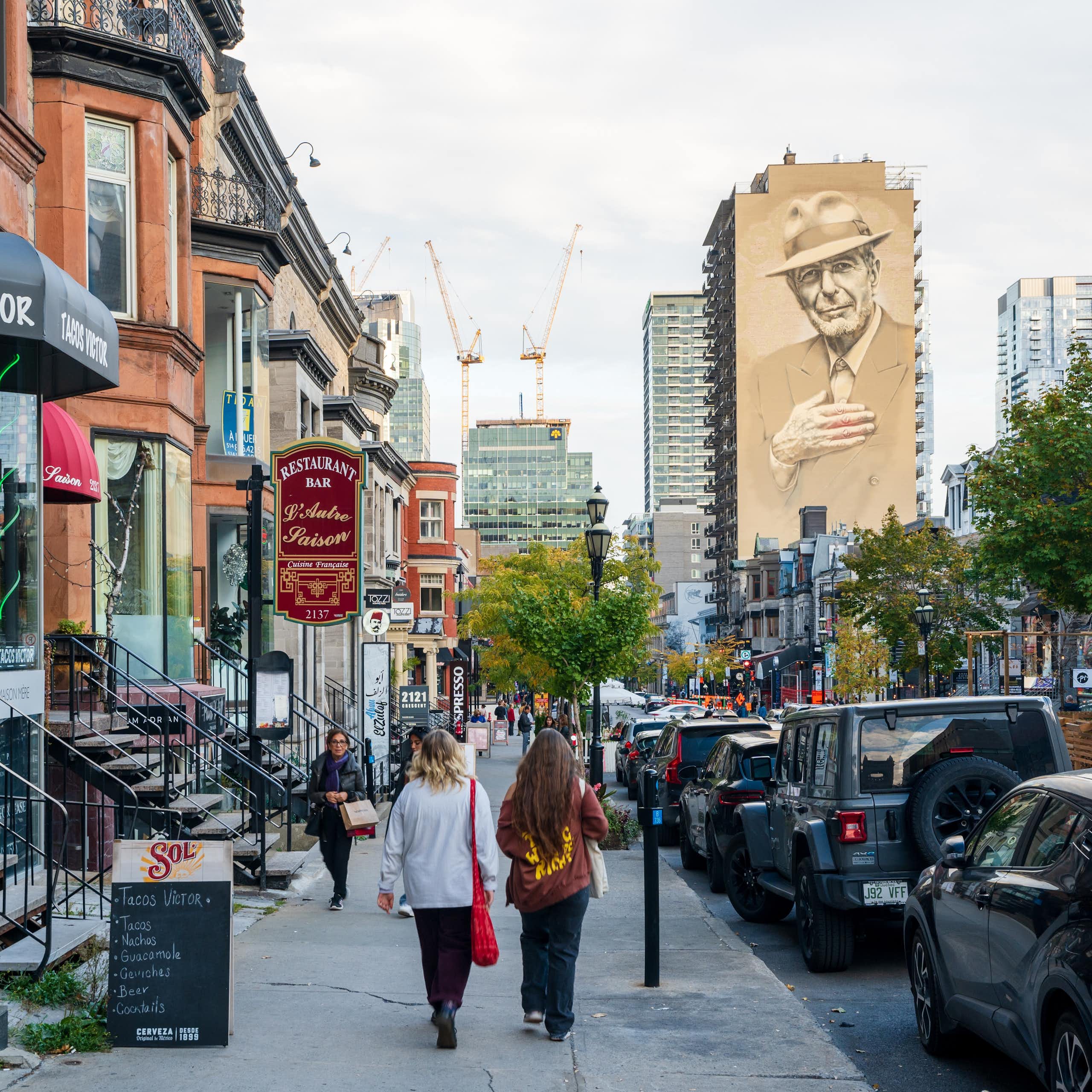 Des gens marchent sur le trottoir dans le centre-ville