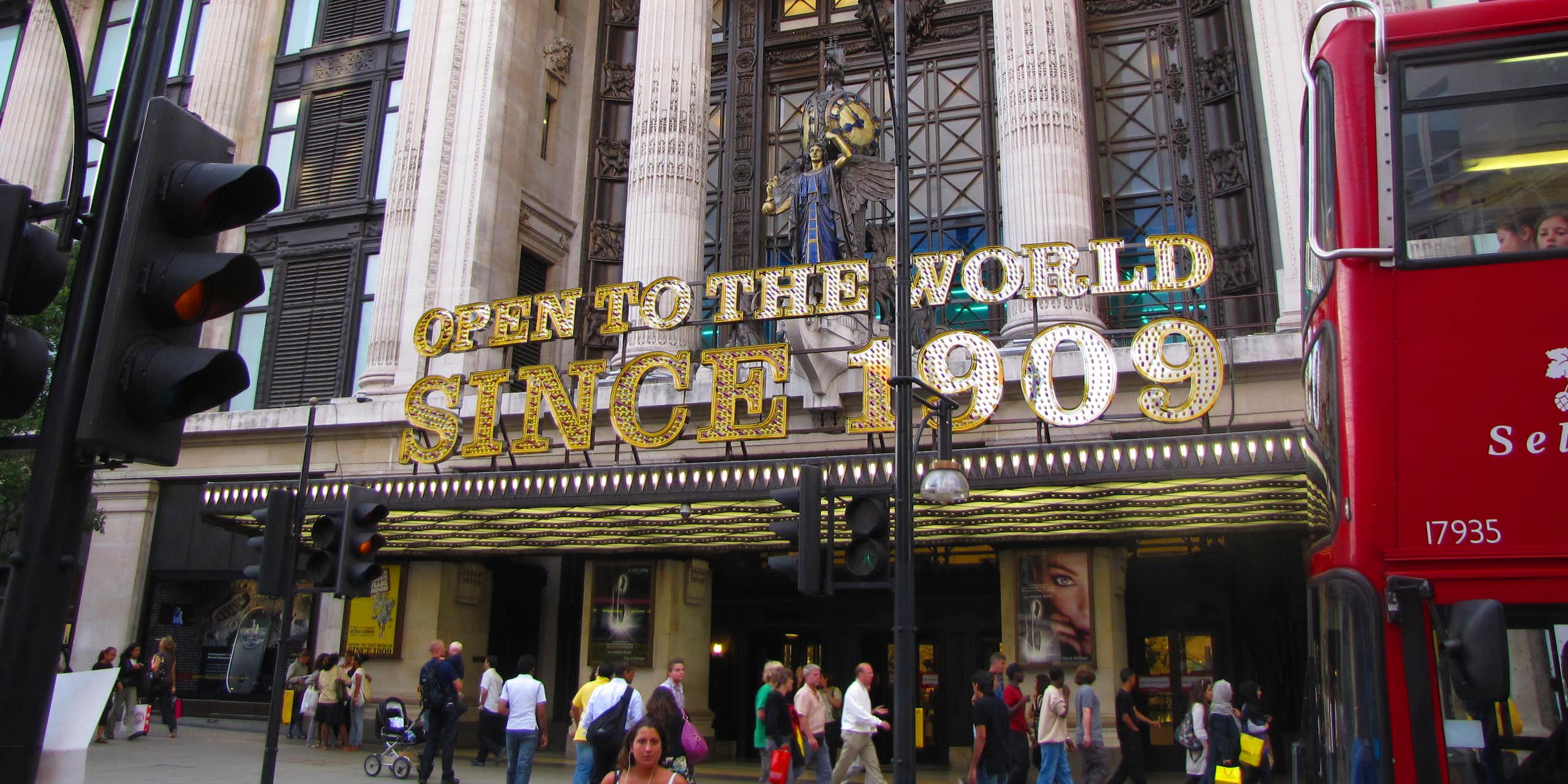 Ouvert au monde depuis 1909 est-il écrit en lettres dorées sur la façade du magasin de Selfridge