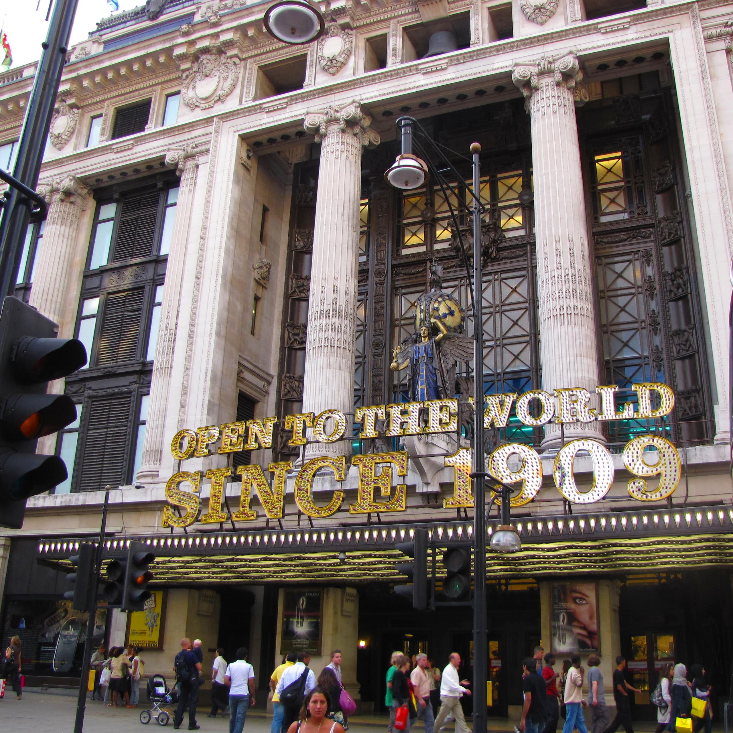 Ouvert au monde depuis 1909 est-il écrit en lettres dorées sur la façade du magasin de Selfridge