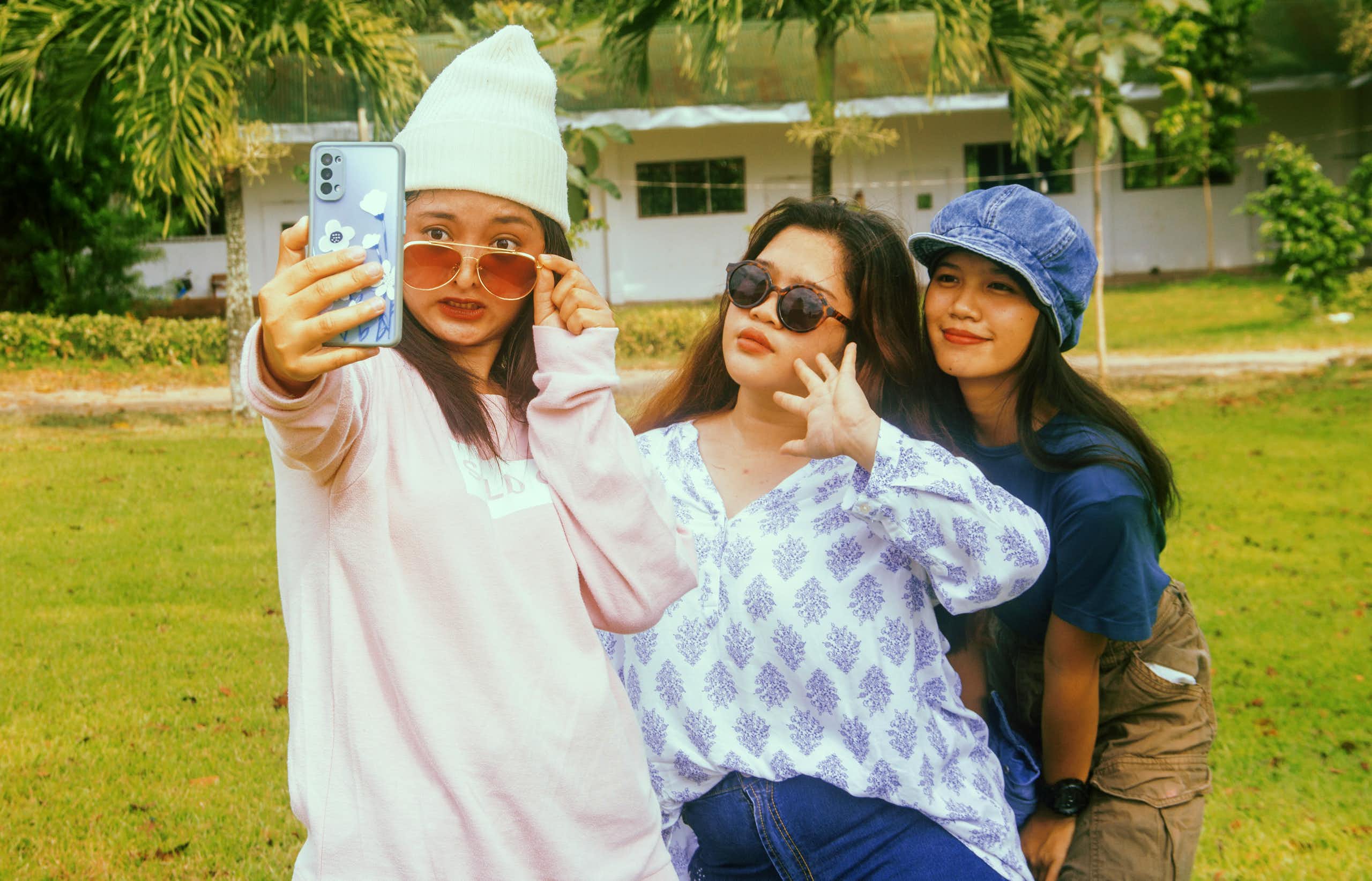 Trois femmes se prennent en selfie