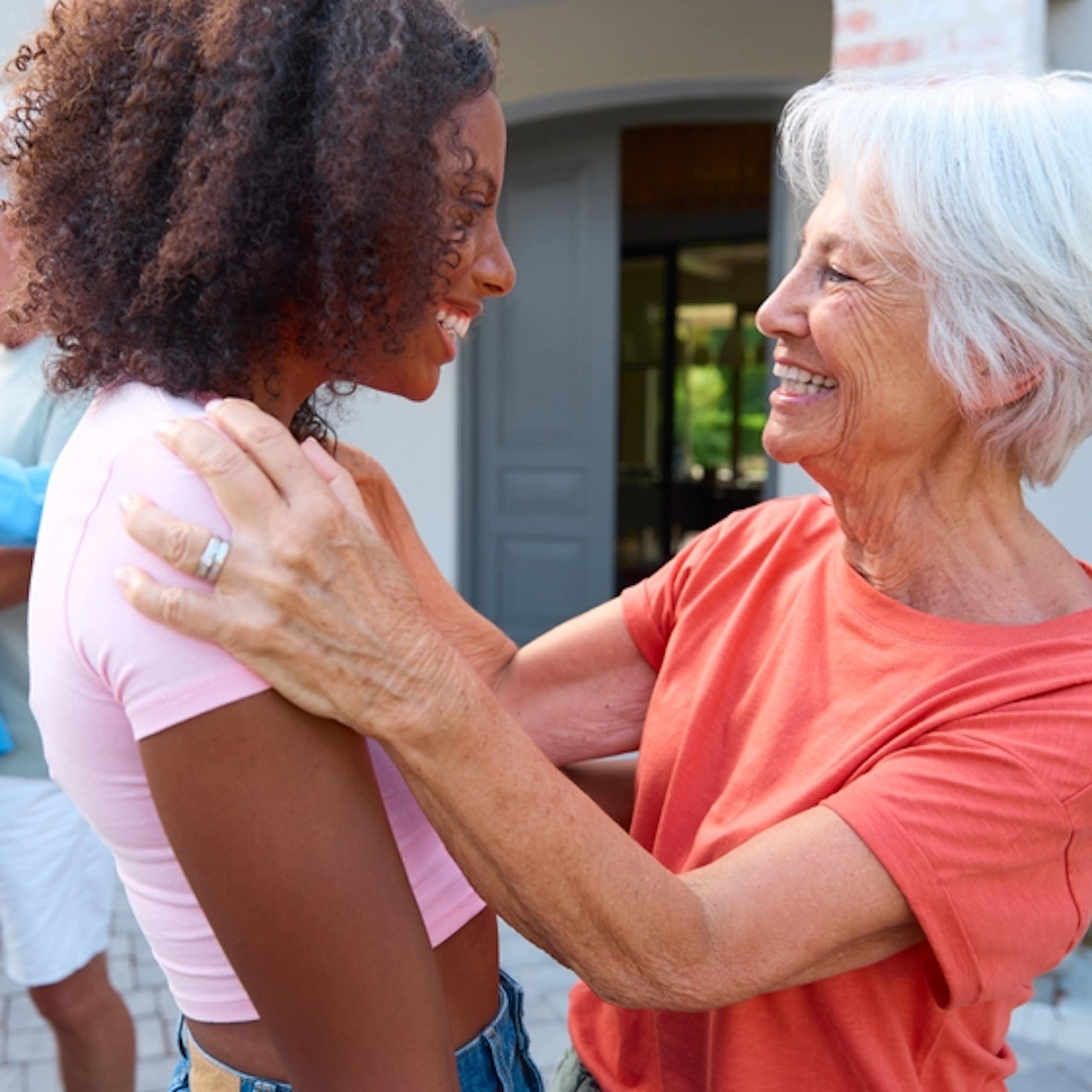 Des grands-parents retrouvent leurs petits-enfants.