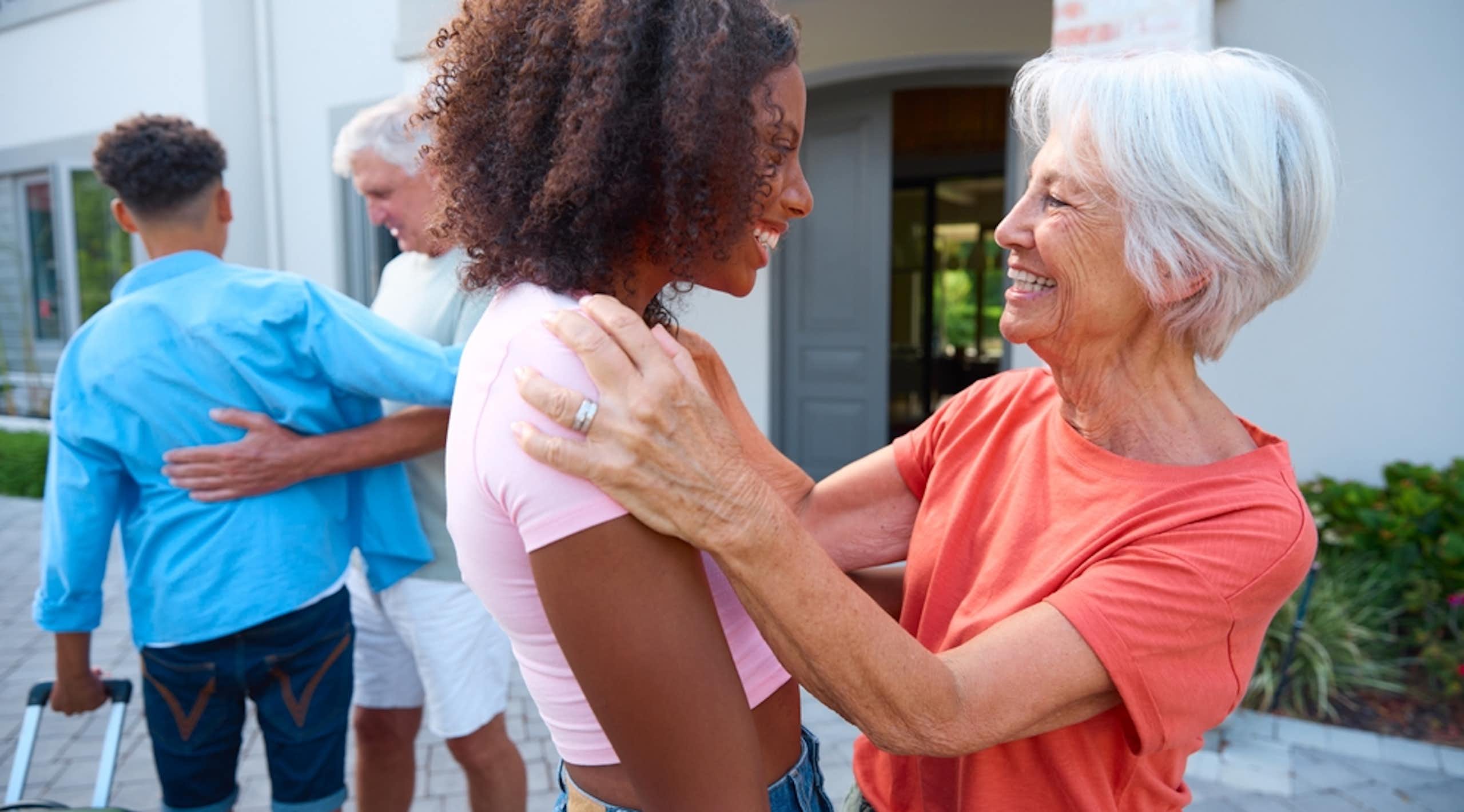 Des grands-parents retrouvent leurs petits-enfants.