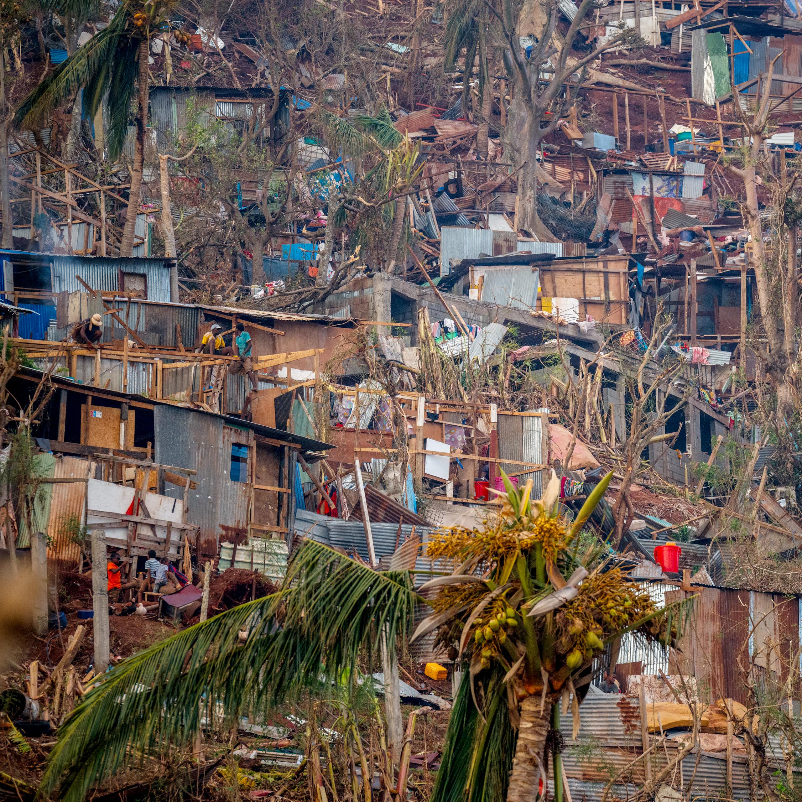 Les dégâts dans un bidonville de Mamoudzou sont dramatiques après le passage du cyclone Chido. 