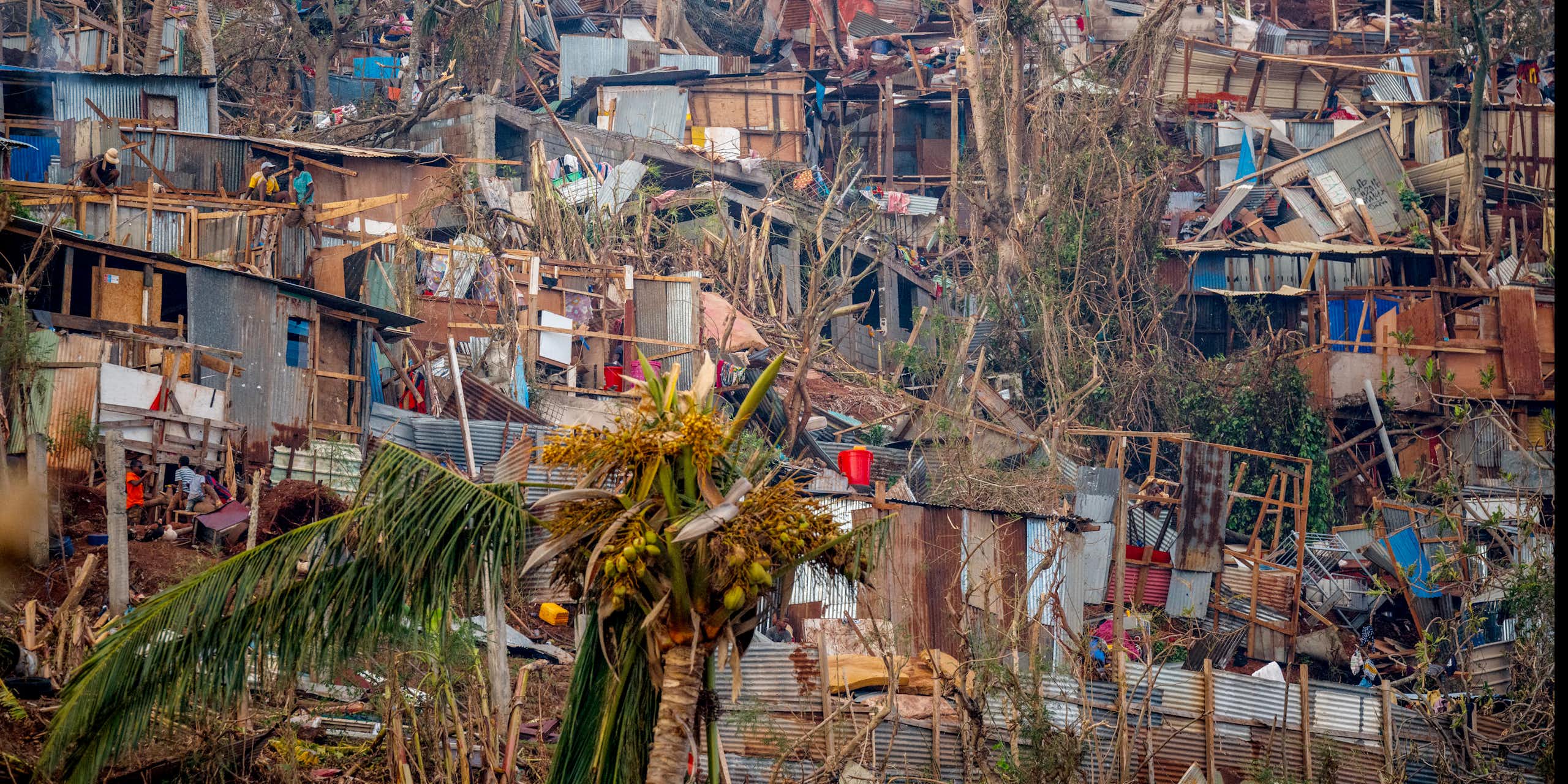 Les dégâts dans un bidonville de Mamoudzou sont dramatiques après le passage du cyclone Chido. 