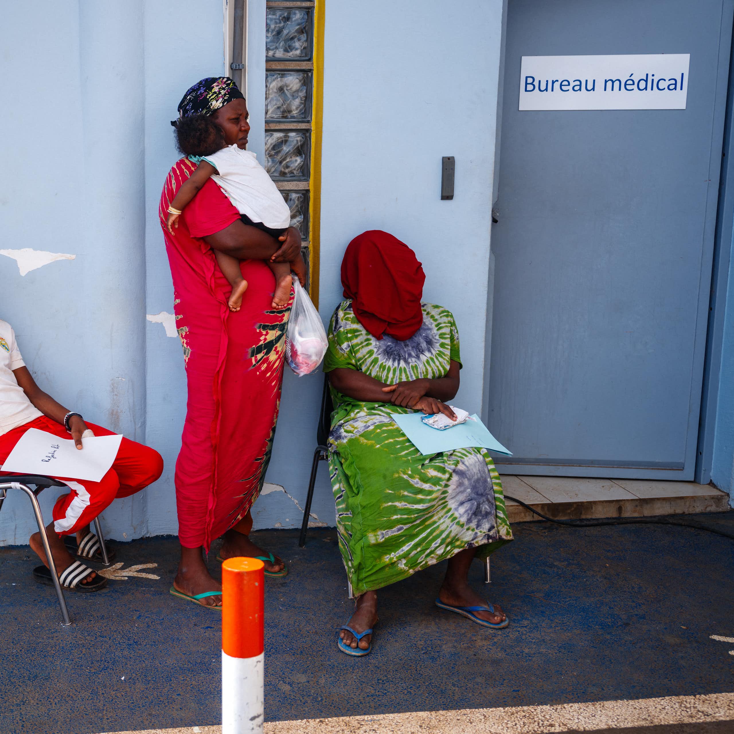 Des personnes font la queue pour recevoir des soins médicaux à l'hôpital central de Mayotte dans la ville de Mamoudzou, sur le territoire français de Mayotte dans l'océan Indien, le 18 décembre 2024, après le passage du cyclone Chido sur l'archipel.