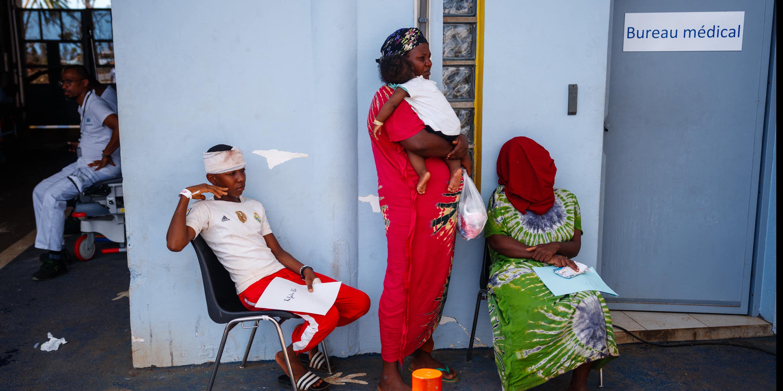 Des personnes font la queue pour recevoir des soins médicaux à l'hôpital central de Mayotte dans la ville de Mamoudzou, sur le territoire français de Mayotte dans l'océan Indien, le 18 décembre 2024, après le passage du cyclone Chido sur l'archipel.
