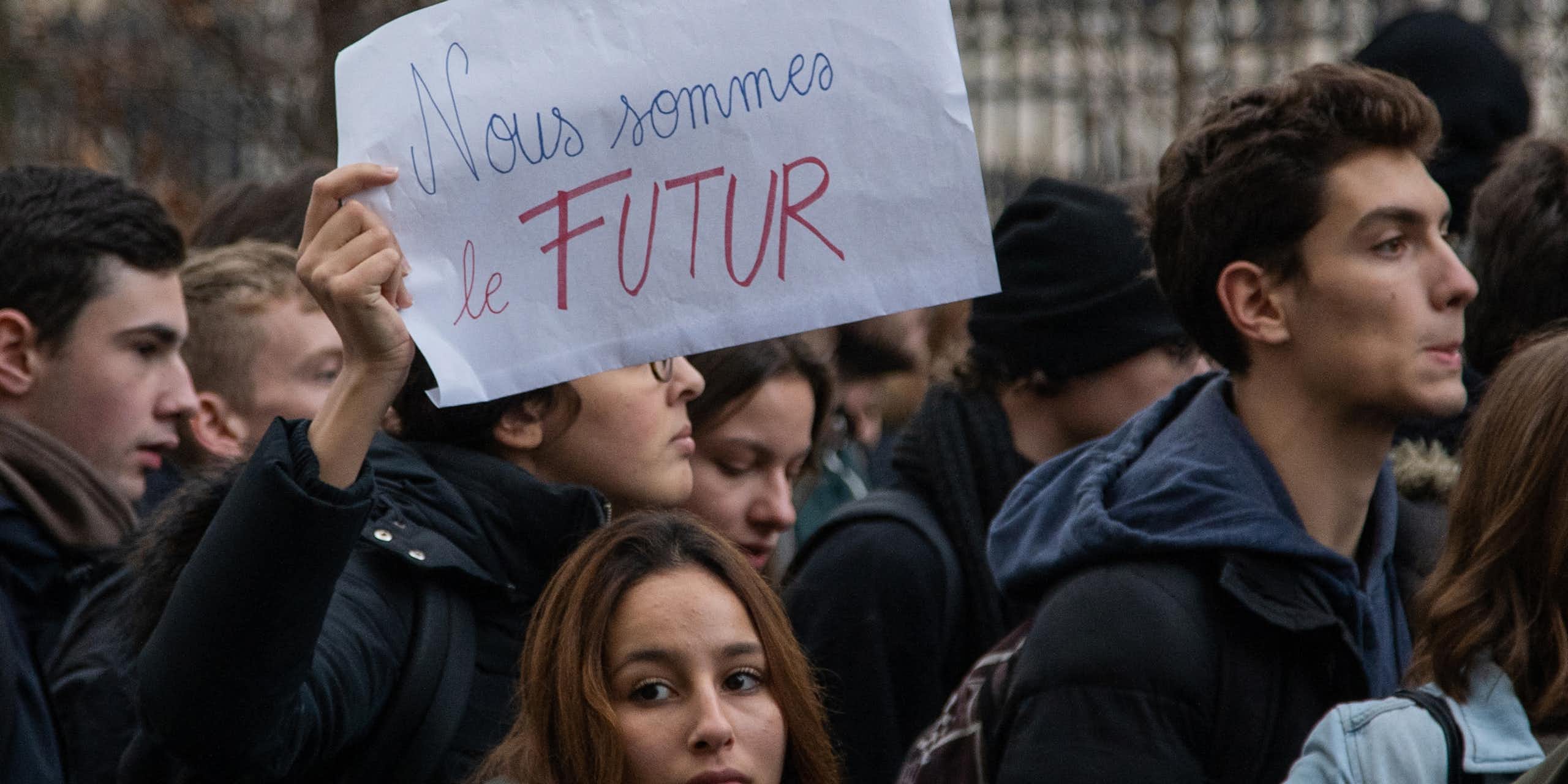 Des lycéens tiennent une pancarte "Nous sommes le futur".