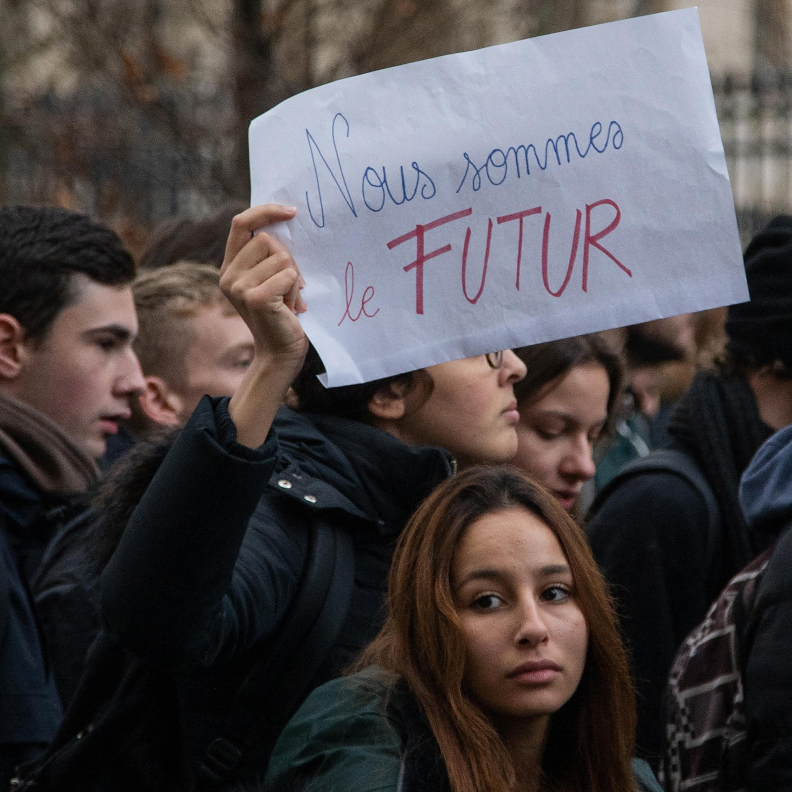 Des lycéens tiennent une pancarte "Nous sommes le futur".