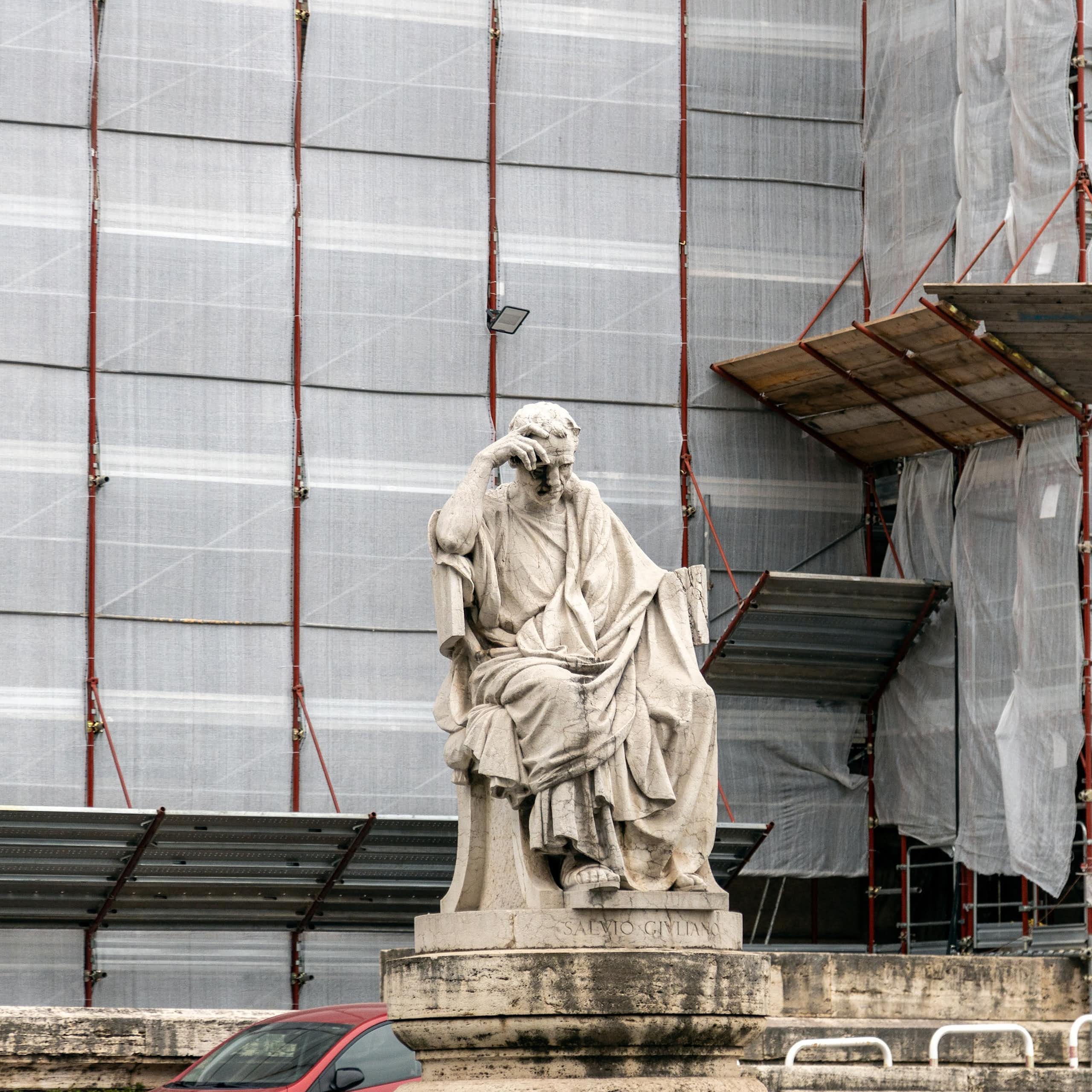 Restauración de la fachada del Palacio de Justicia con la estatua de Salvio Giuliano, Roma, noviembre 2015.