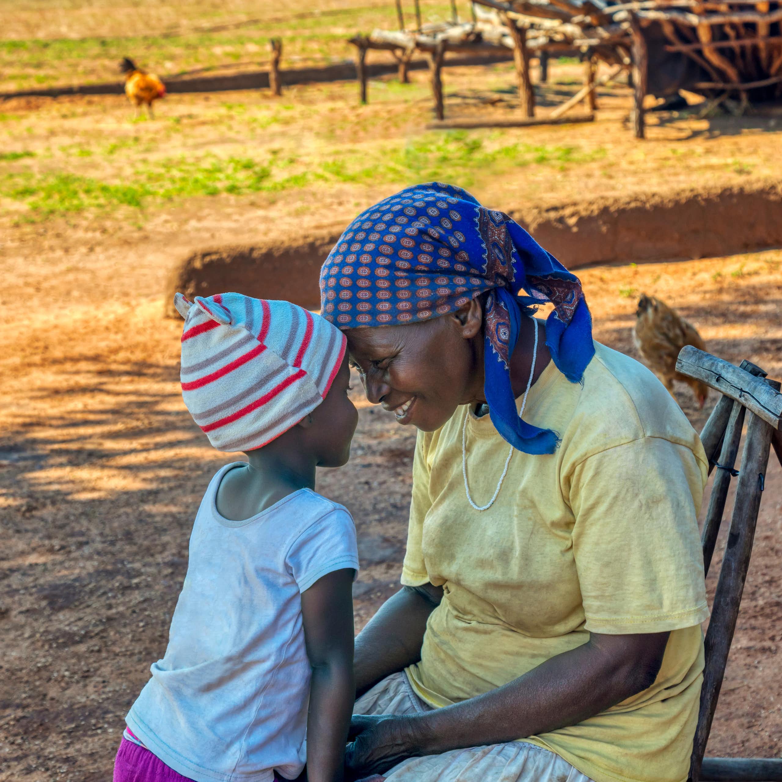 Une vieille dame et une enfant se regardent malicieusement