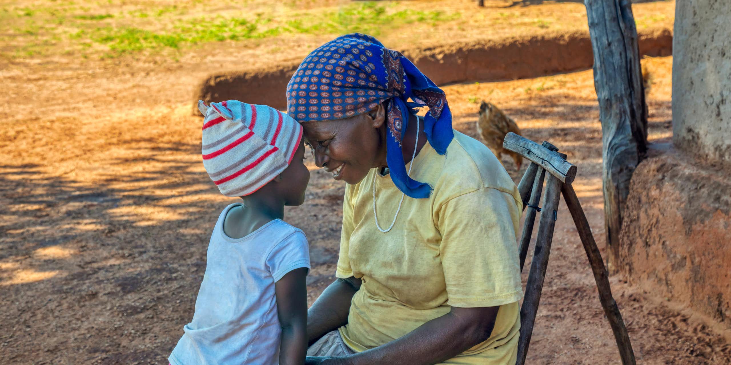 Une vieille dame et une enfant se regardent malicieusement