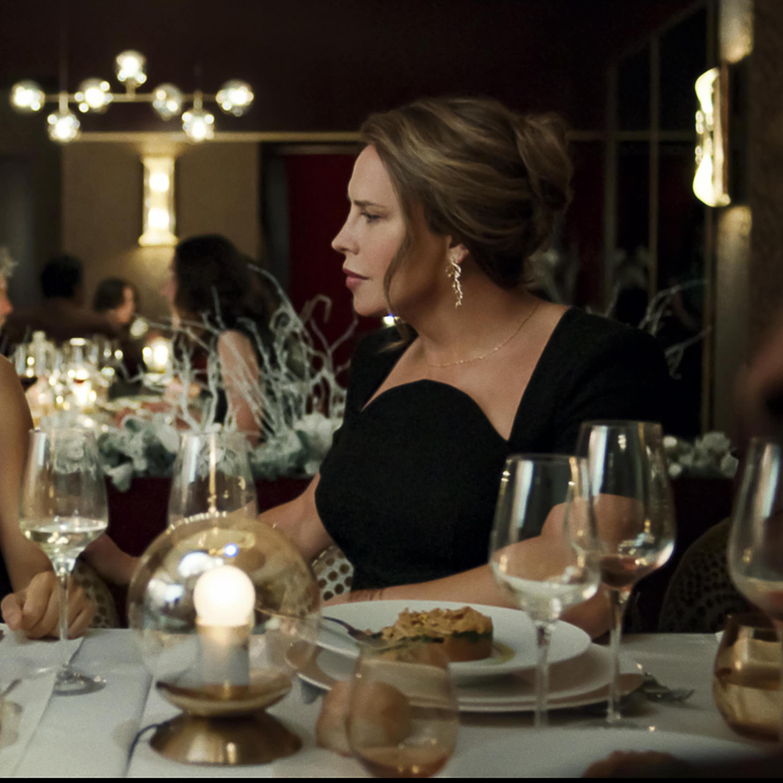 Dos mujeres se miran sentadas en una mesa de un restaurante.