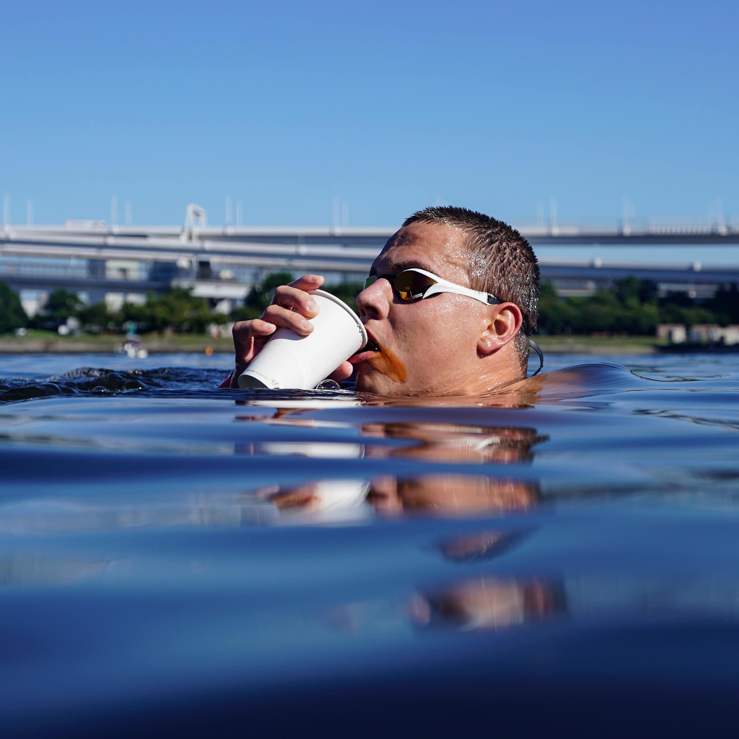 Se os seres humanos podem morrer por beber água do mar, por que isso não acontece com as baleias e os golfinhos?