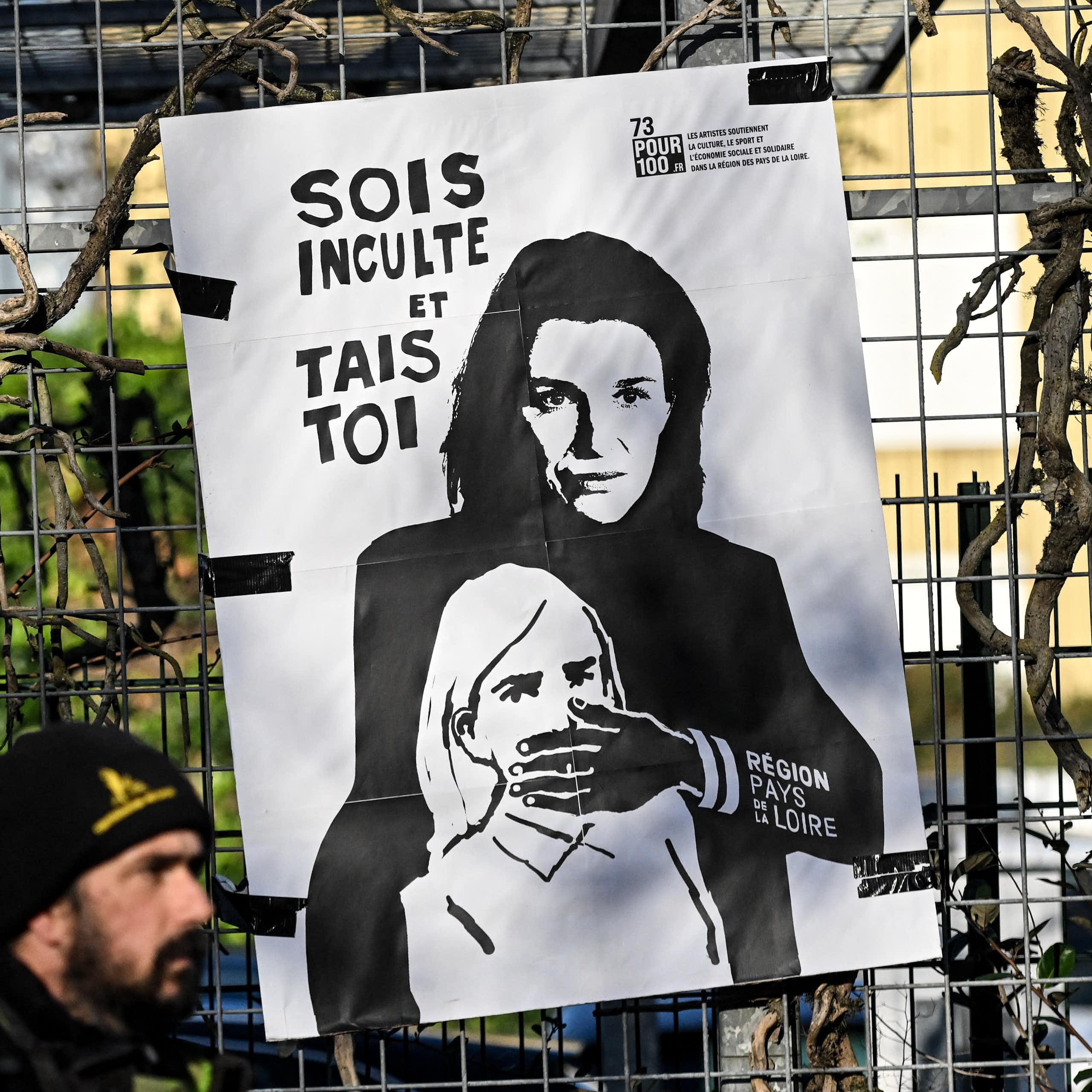 Pancartes de manifestants à Nantes, le 19 décembre 2024, lors de l'examen du budget 2025. Celui-ci a été adopté, entérinant des coupes sombres dans la culture, le sport et certains volets sociaux.