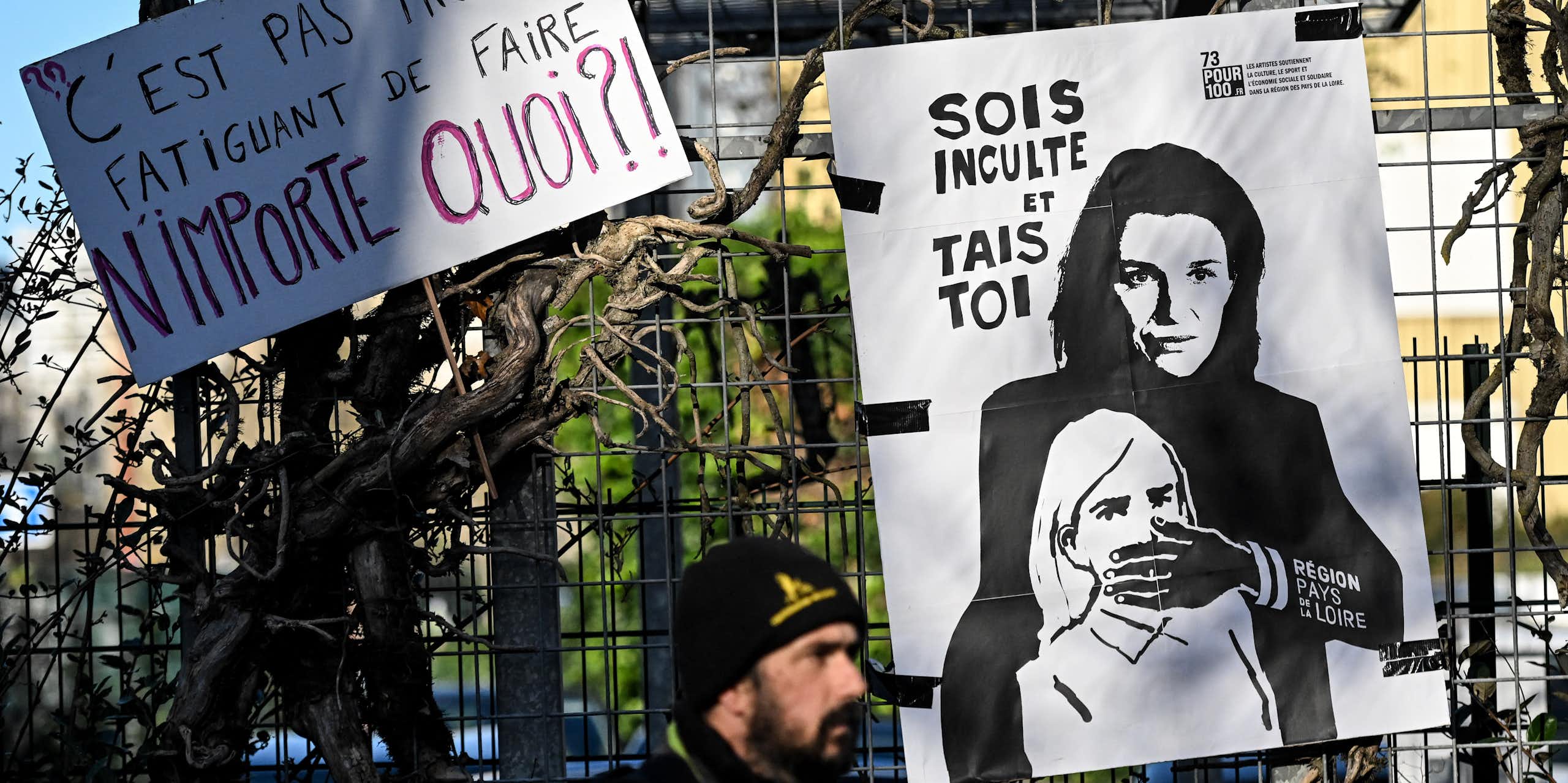 Pancartes de manifestants à Nantes, le 19 décembre 2024, lors de l'examen du budget 2025. Celui-ci a été adopté, entérinant des coupes sombres dans la culture, le sport et certains volets sociaux.