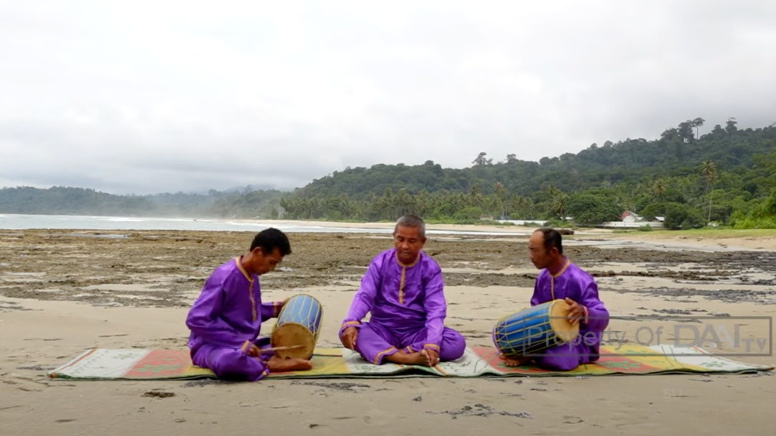 Des musiciens récitant des _smong_.